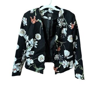 Simply Styled Black and White Blazer with Tailored Fit |  Medium